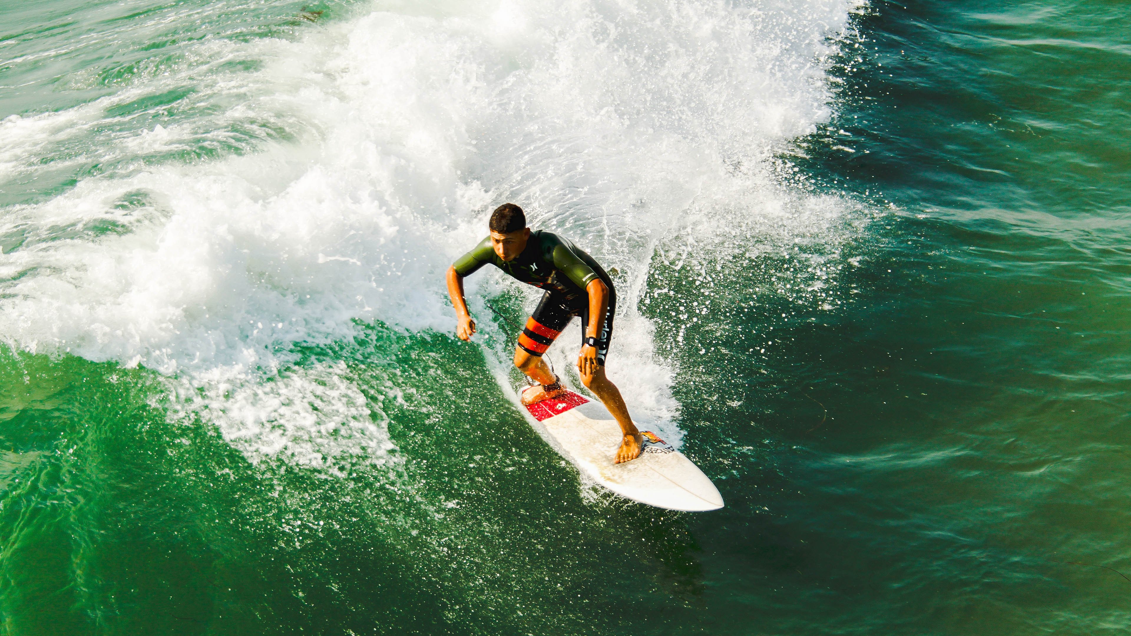 赛道上的逆袭，汉密尔顿带领迈凯伦逆转阿斯顿马丁
